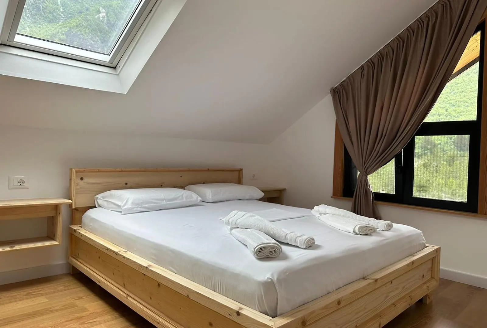 Ferma E Bleteve Stomici Hotel Nderlysaj