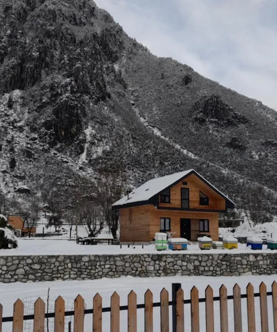 Ferma E Bleteve Stomici Hotel Nderlysaj 0*,